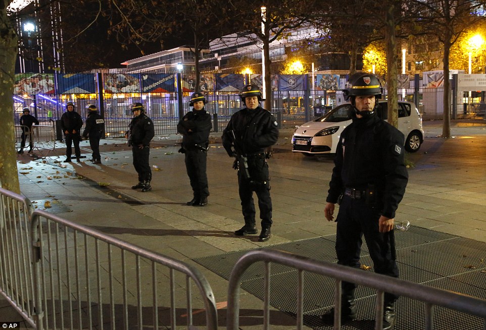 2E6CB54600000578-3317776-Police_officers_secure_the_Stade_de_France_stadium_during_the_in-a-70_1447454685549.jpg