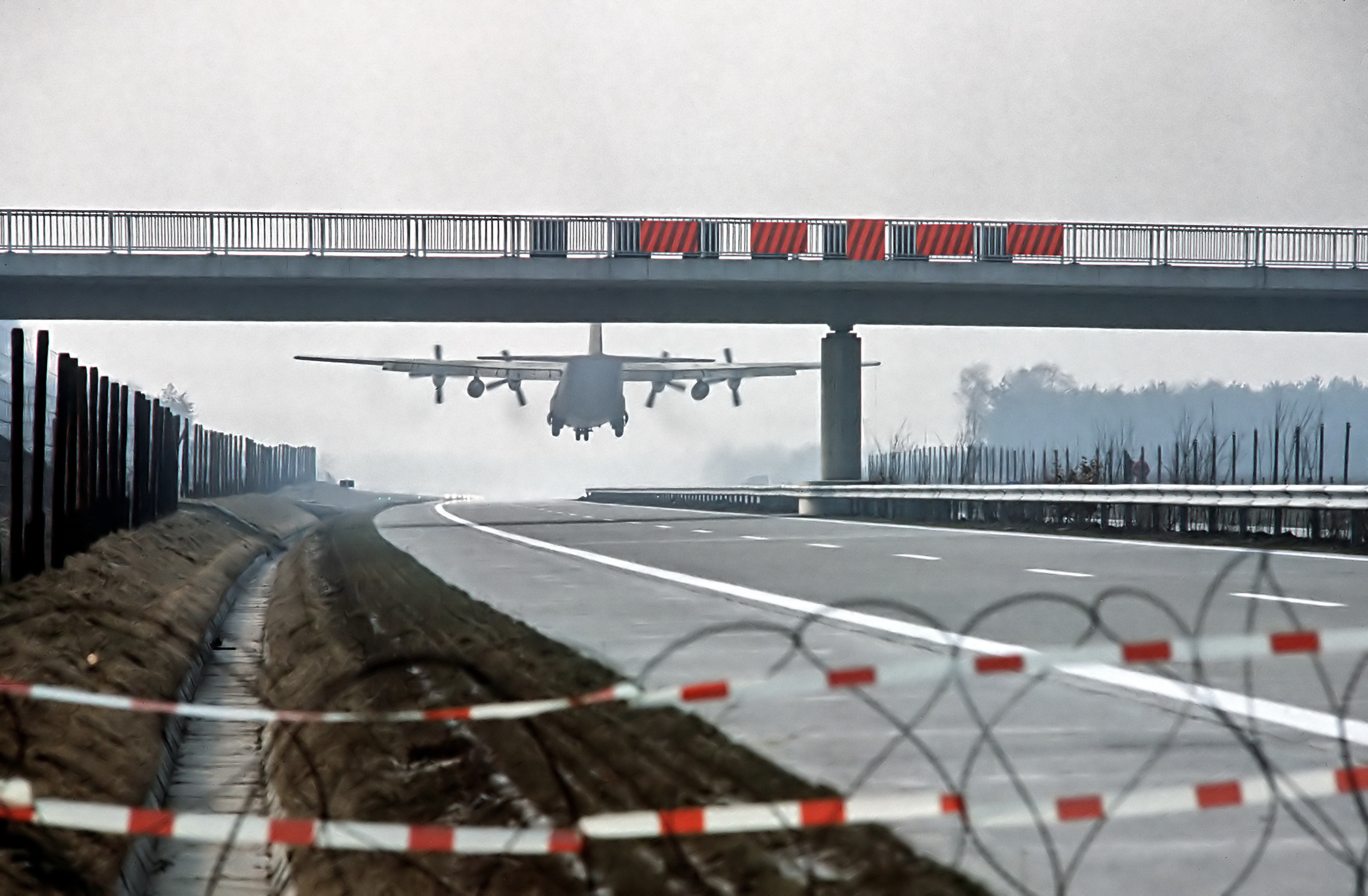 Hercules_C130_landing_on_Autobahn_DoD_DF-ST-84-09441.jpg