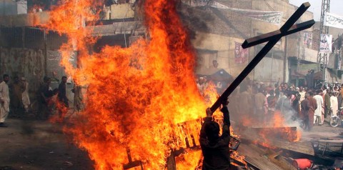 Musims-Burn-Christian-Homes-in-Pakistan-Christian-Persecution.jpg