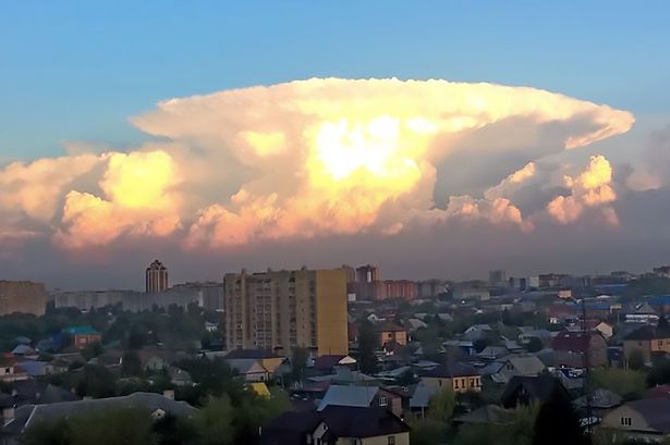 PAY-The-mushroom-cloud-photograped-from-different-spots-in-Tyumen.jpg