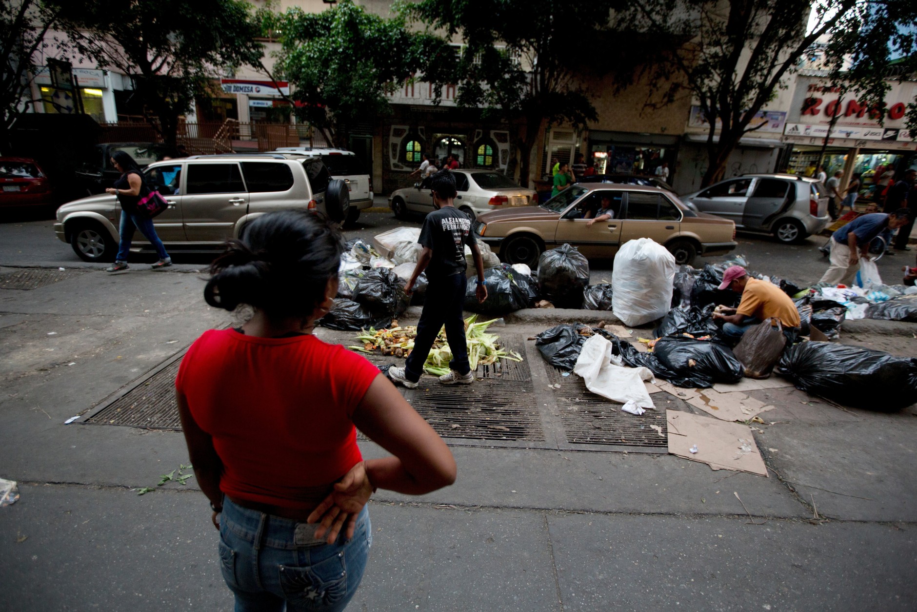 Venezuela-Undone-Trash-Pickers7-1880x1254.jpeg