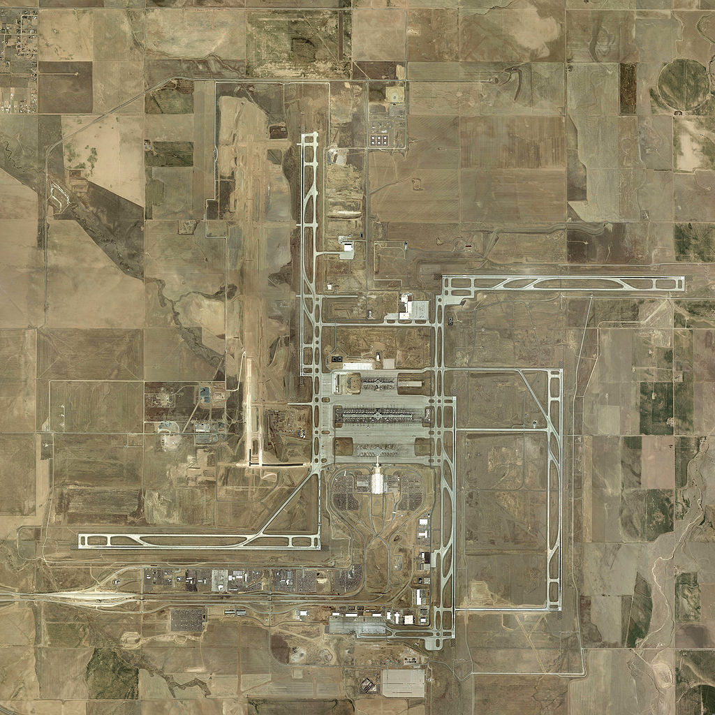 1024px-Denver_airport_USGA_2002_mod.jpg