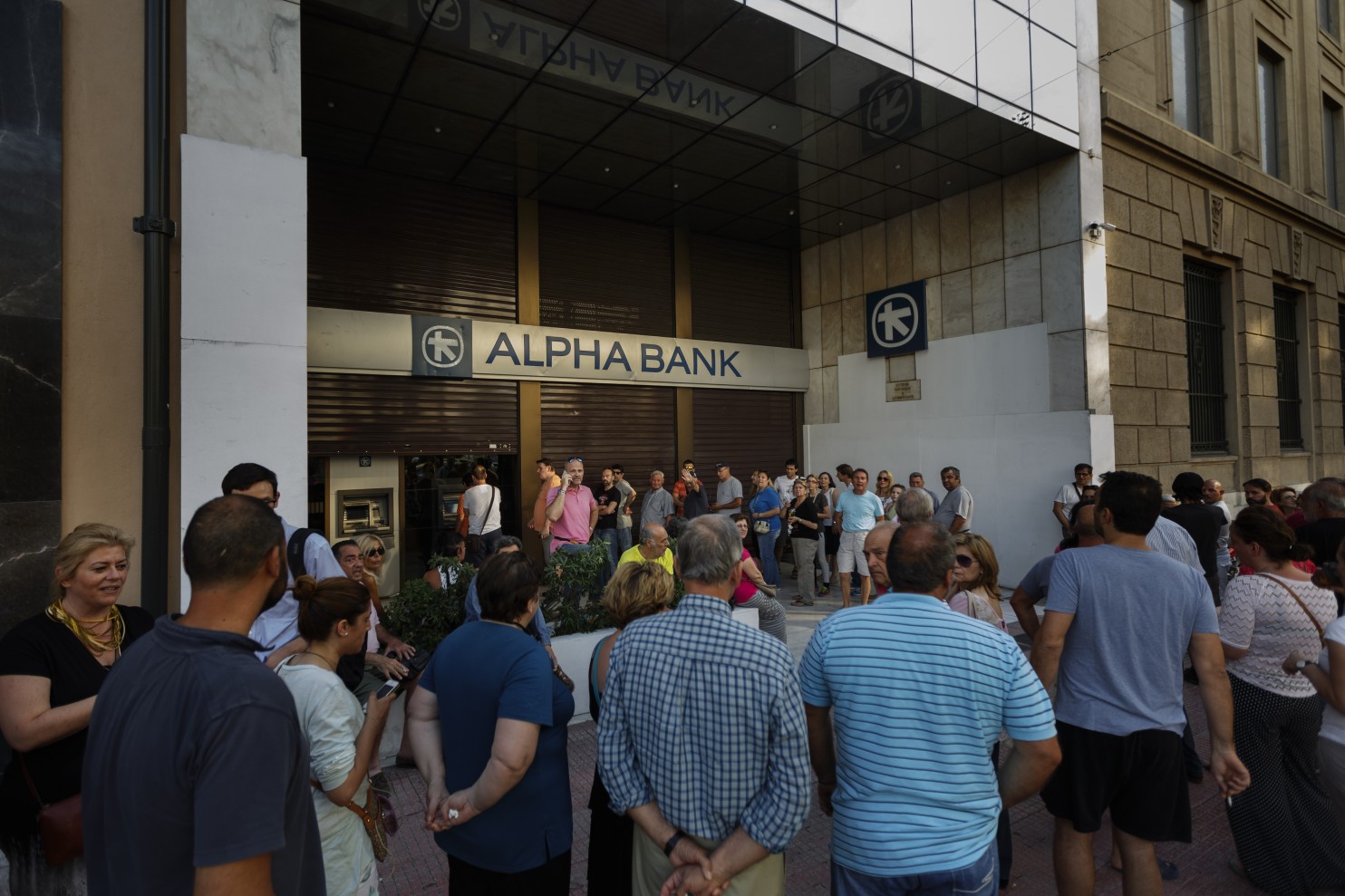 Греческий банк. Очереди в Греции. Очередь в банк. Alpha Bank Греция очередь. Очереди в Греции в столовую.