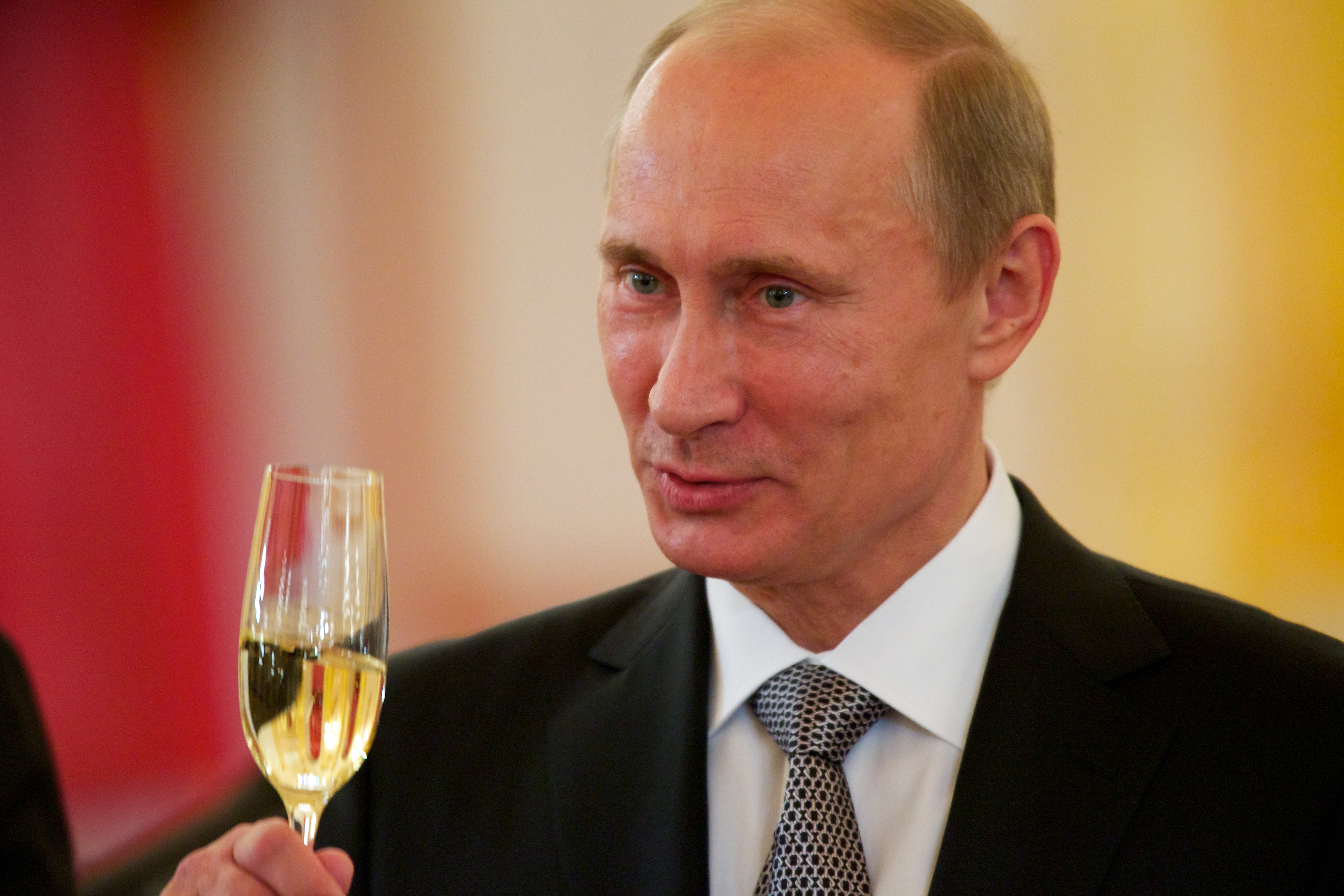 Владимир Путин с бокалом